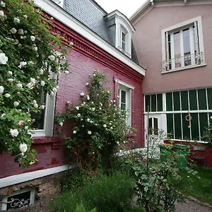 La Maison Rouge Bed and breakfast